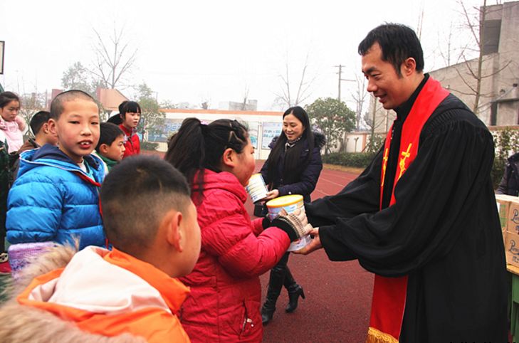 广汉教会送奶粉给特殊学校