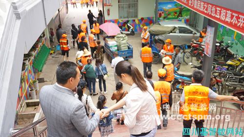彝乡教会喜庆五一 关爱全县环卫工人